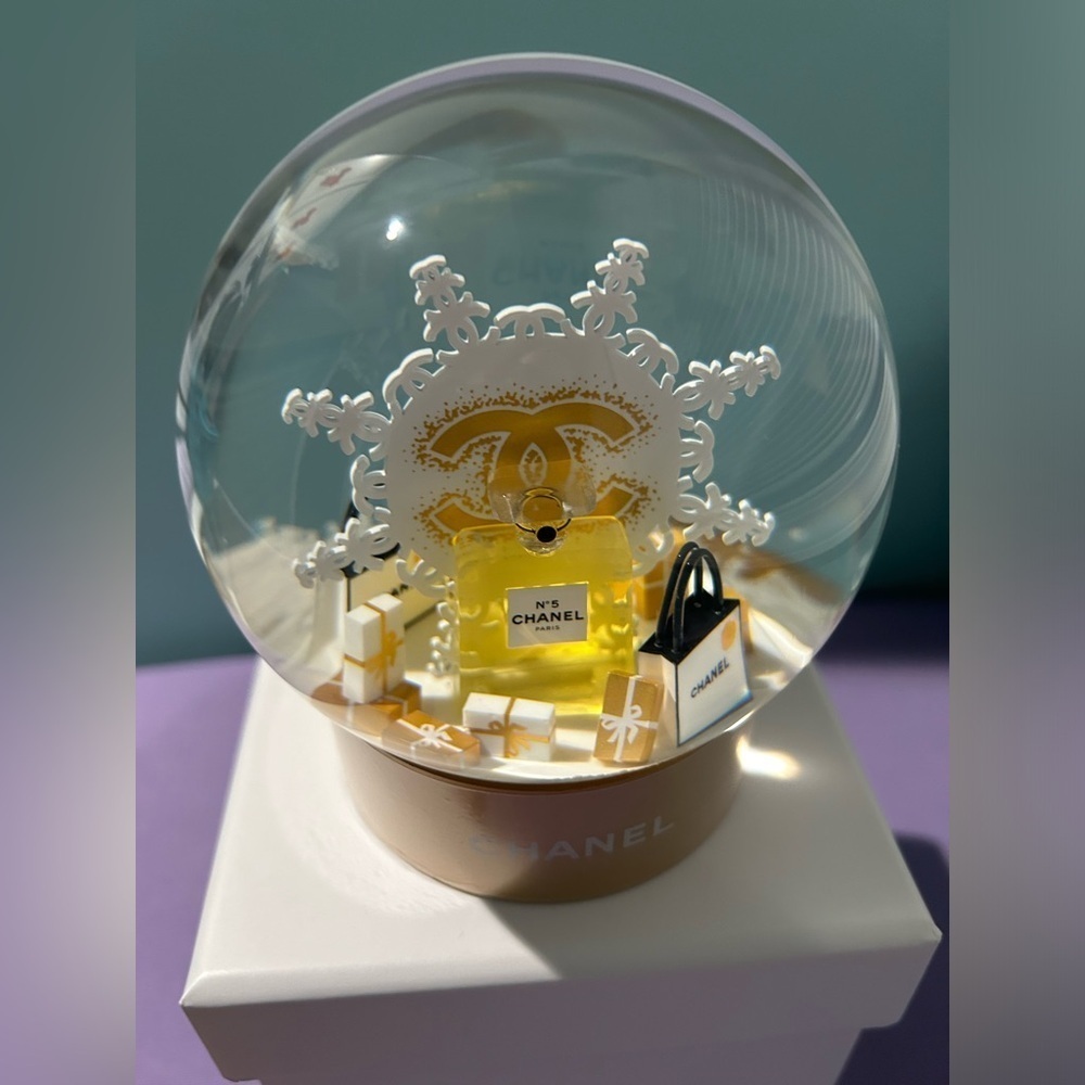 Chanel Snow Globe 2024 Edition RARE - Picture 8 of 9